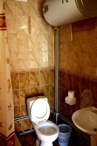 Гостиница Mini Hotel "ANNA"  Коктебель Трехместный номер «Комфорт» с душем-39